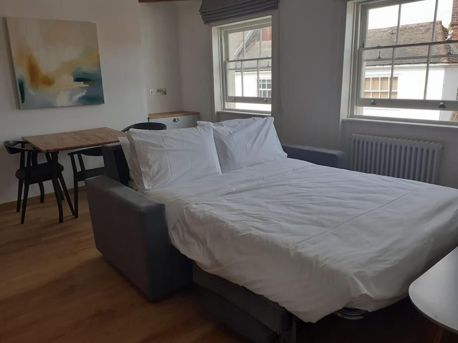 Apartment 6 At Number 8: City Centre, 1 Bedroom, Sofa Bed In Lounge Кэнтербари Экстерьер фото